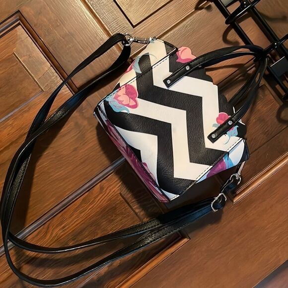 CANDIE'S Black & White zig-zag mini-purse w/pink flowers, Bryant bow, 3 sections - Picture 9 of 13